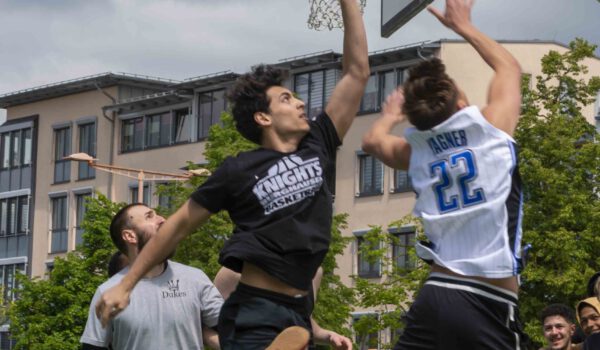 Das Streetball-Turnier am Bürgerplatz ist seit vielen Jahren eine Bereicherung am Vatertag. Fotocredit: Hannah Eberle / Stadt Burghausen Das Streetball-Turnier am Bürgerplatz ist seit vielen Jahren eine Bereicherung am Vatertag. Fotocredit: Hannah Eberle / Stadt Burghausen