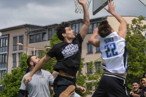 Das Streetball-Turnier am Bürgerplatz ist seit vielen Jahren eine Bereicherung am Vatertag. Fotocredit: Hannah Eberle / Stadt Burghausen