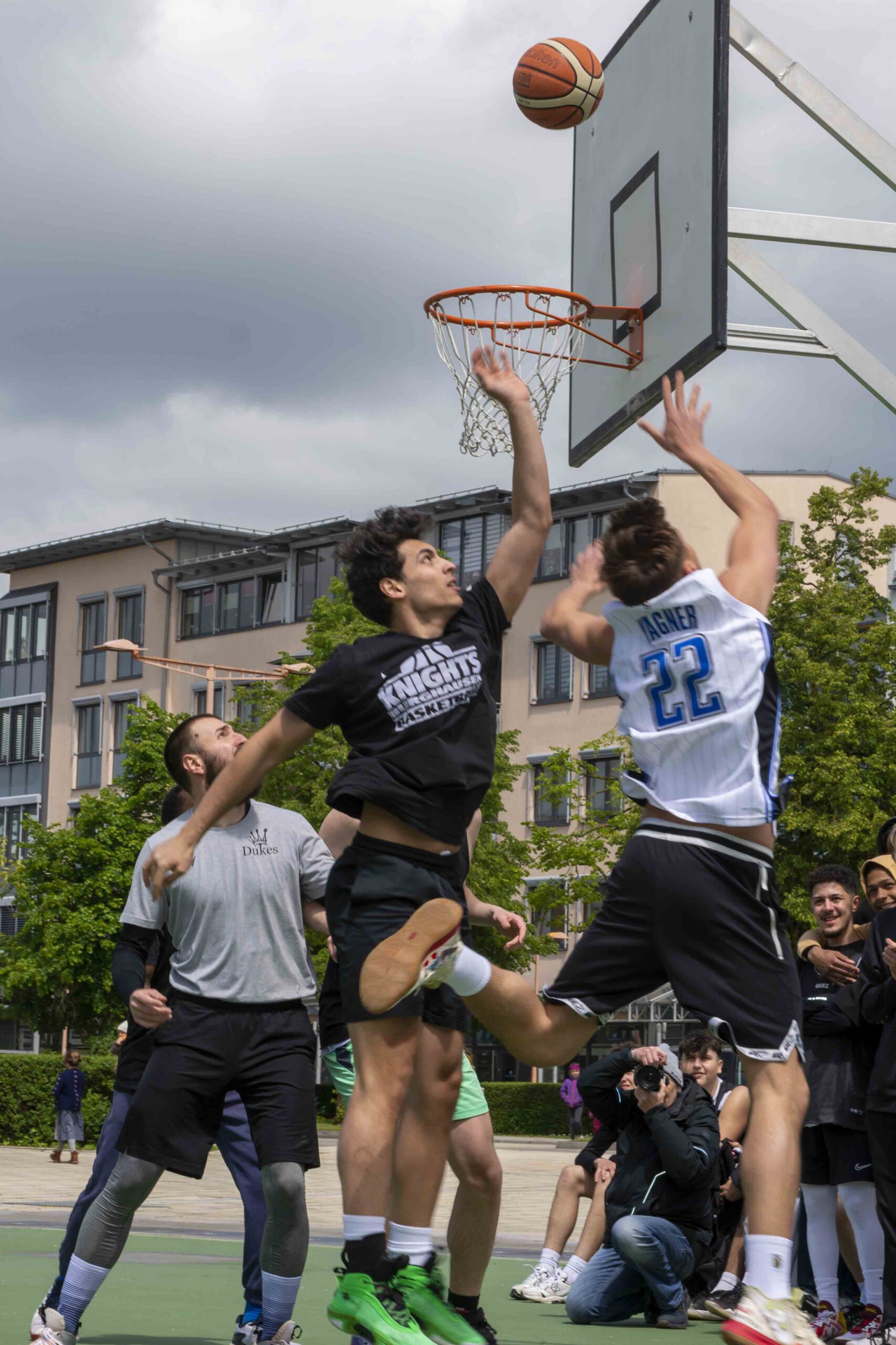 Das Streetball-Turnier am Bürgerplatz ist seit vielen Jahren eine Bereicherung am Vatertag. Fotocredit: Hannah Eberle / Stadt Burghausen