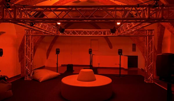 Klanginstallation im Projektraum des Burghauser Rathauses
