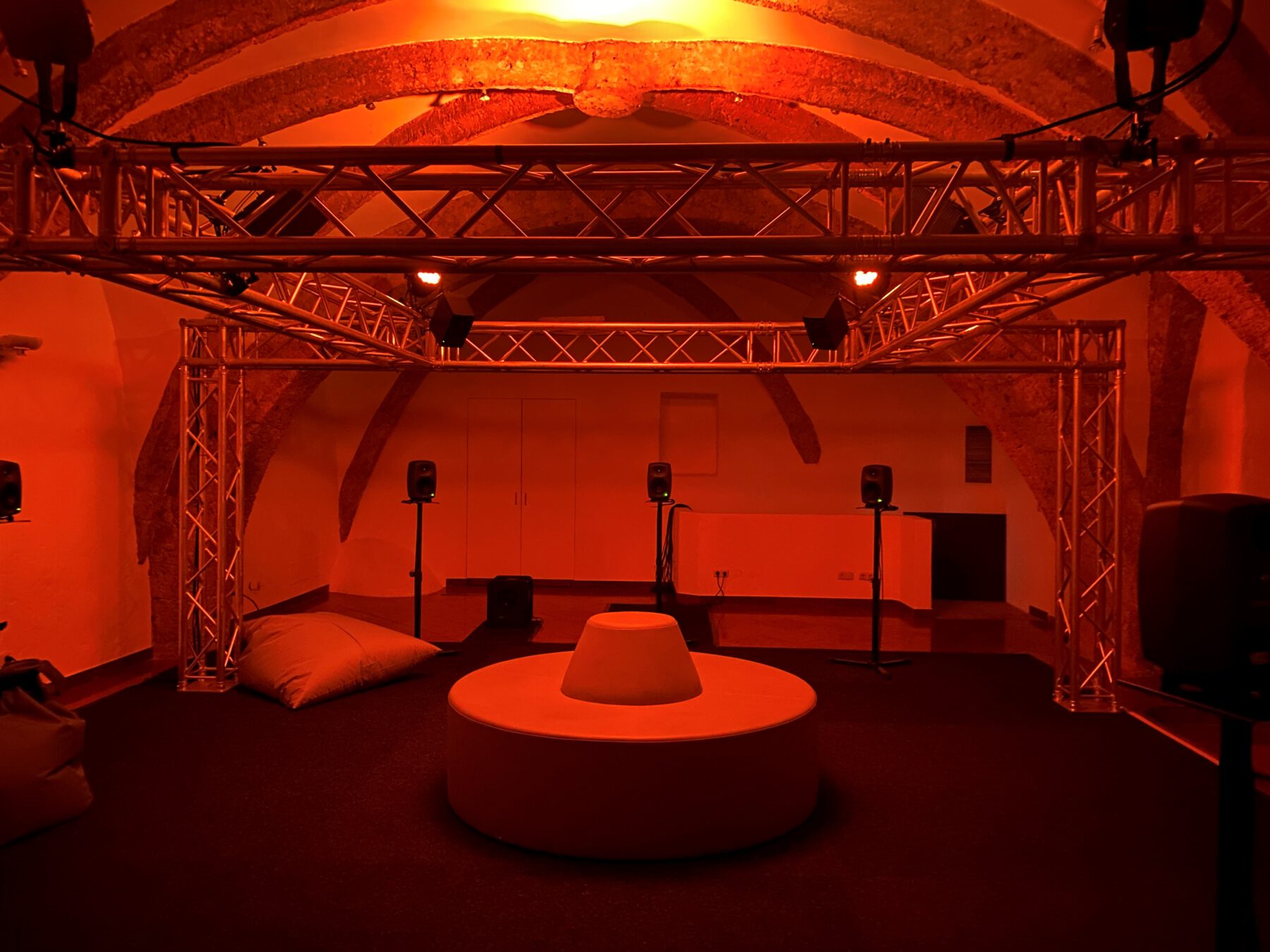 Klanginstallation im Projektraum des Burghauser Rathauses