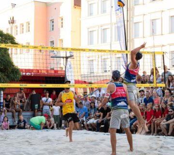 In July 2024, top-class volleyball will be played on the town square. Spectators are allowed to sit in the stands and are very welcome. The Burghauser gastronomy is looking forward to its guests. Photo credit: Fabian Bartsch (volleyball)
