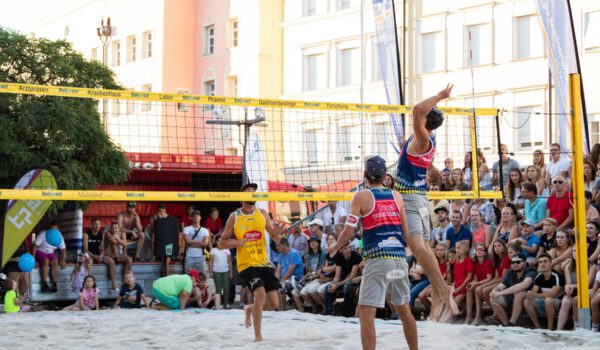 Im Juli 2024 wird am Stadtplatz hochkarätiges Volleyball gespielt. Zuschauer dürfen auf Tribünen Platz nehmen und sind herzlich willkommen. Die Burghauser Gastronomie freut sich auf die Gäste. Fotocredit: Fabian Bartsch (Volleyball)