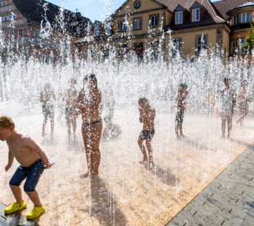 Nicht nur, aber vor allem Kinder lieben das Wasserlabyrinth namens „PlayFountain“. Es trägt auch dazu bei, dass sich die Innenstädte abkühlen. Ice-World GmbH