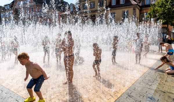 Nicht nur, aber vor allem Kinder lieben das Wasserlabyrinth namens „PlayFountain“. Es trägt auch dazu bei, dass sich die Innenstädte abkühlen. Ice-World GmbH