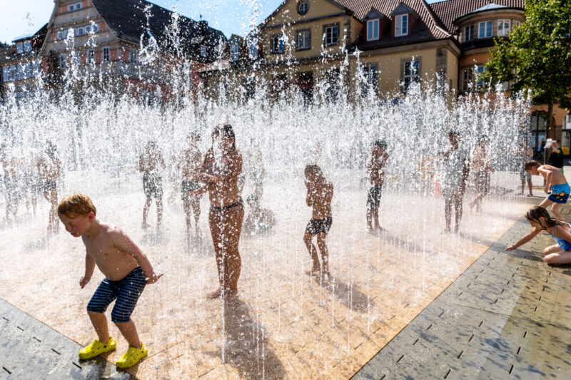 Nicht nur, aber vor allem Kinder lieben das Wasserlabyrinth namens „PlayFountain“. Es trägt auch dazu bei, dass sich die Innenstädte abkühlen. Ice-World GmbH 