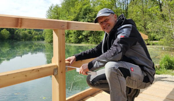 Christoph Bonauer, seit 25 Jahren städtischer Schreiner, kontrolliert, ob bei der neuen Wöhrseebrücke alles richtig verbaut wurde. Schon 1991, bei der letzten Sanierung der Brücke, war Bonauer beteiligt © Stadt Burghausen/ebh