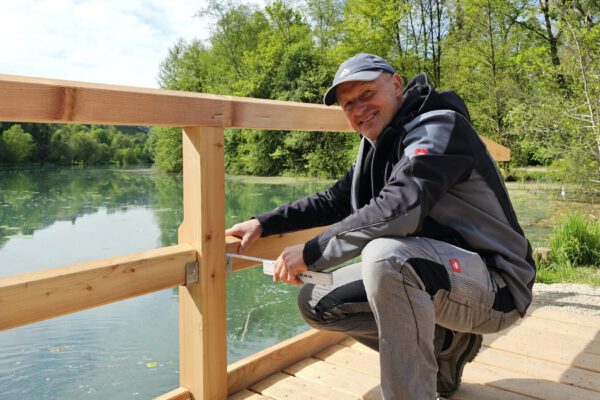 Christoph Bonauer, a municipal carpenter for 25 years, checks whether everything on the new Wöhrsee Bridge was installed correctly. Bonauer was involved in the last renovation of the bridge in 1991 © Stadt Burghausen/ebh
