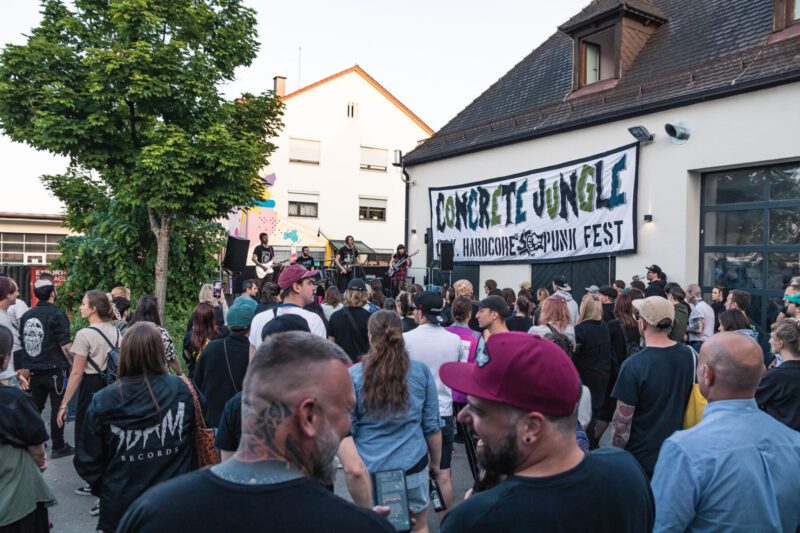 Das letztjährige „Concrete Jungle“ war restlos ausverkauft. Hier beendet gerade die Neuseeländische Band „Dead Finks“ das Programm auf der Outdoor-Bühne. – Bild: Marina Zeiler