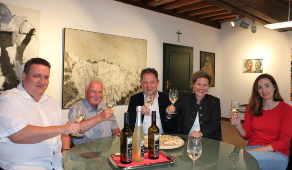 Pleasure for the senses: (from left) The winegrowers Thomas and Curt Pfeifenthaler, First Mayor Florian Schneider with his wife Sabina and Sarah Freudlsperger, head of the environmental office, enjoy the first drops of Gwax 2023