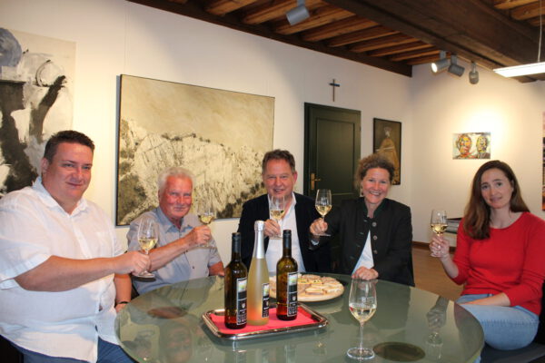 Genuss für die Sinne: (v.li.) Die Weinbauern Thomas und Curt Pfeifenthaler, Erster Bürgermeister Florian Schneider mit Ehefrau Sabina und Sarah Freudlsperger, Leiterin Umweltamt, genießen die ersten Tropfen des Gwax 2023