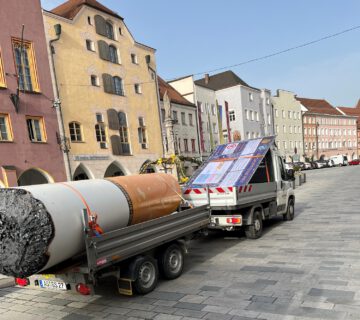 Die Riesenkippe feiert zweiten Geburtstag. In den letzten Wochen kam das Modell viel herum, sie stand zum Beispiel am Neuöttinger Stadtplatz. © Rotary Club Altötting-Burghausen
