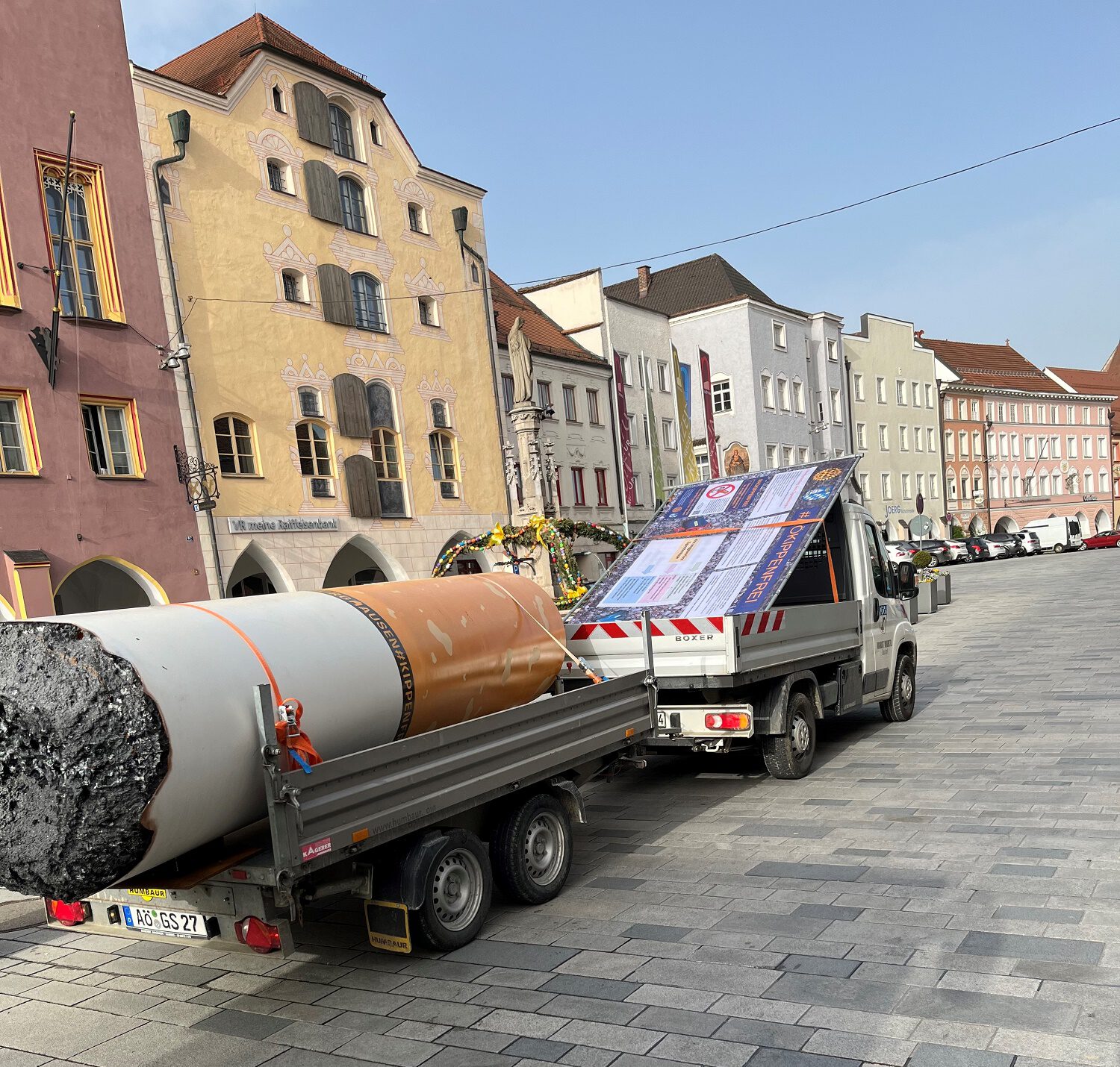 Die Riesenkippe feiert zweiten Geburtstag. In den letzten Wochen kam das Modell viel herum, sie stand zum Beispiel am Neuöttinger Stadtplatz. © Rotary Club Altötting-Burghausen