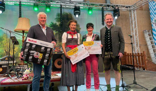 PM 132 Stadt Burghausen Tag der guten Nachbarschaft auf der Mai-Wiesn Auf der Mai-Wiesn das große Los gezogen: (v.l.n.r.) Martin Rucker vom Garchinger Bauamt, Anita Baumgartner von der Burghauser Touristik GmbH und Marion Gleinser vom Burghauser Meldeamt mit ihren Gewinnen sowie Erster Bürgermeister Florian Schneider. Fotocredit: Stefan Sajdak