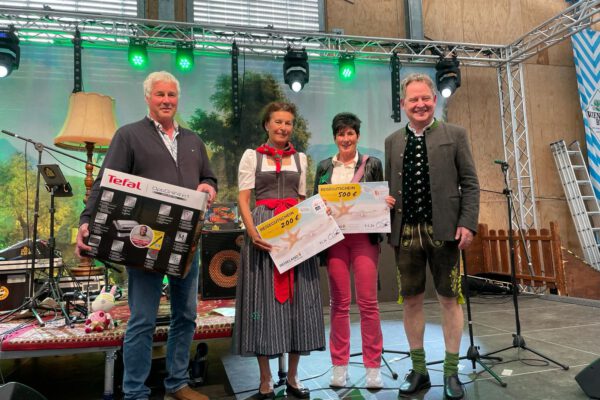 Auf der Mai-Wiesn das große Los gezogen: (v.l.n.r.) Martin Rucker vom Garchinger Bauamt, Anita Baumgartner von der Burghauser Touristik GmbH und Marion Gleinser vom Burghauser Meldeamt mit ihren Gewinnen sowie Erster Bürgermeister Florian Schneider. Fotocredit: Stefan Sajdak