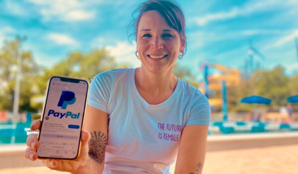 Leiterin der Stadtbibliothek Christin Moll zeigt die Möglichkeit, via PayPal die Gebühren digital zu begleichen Foto köx