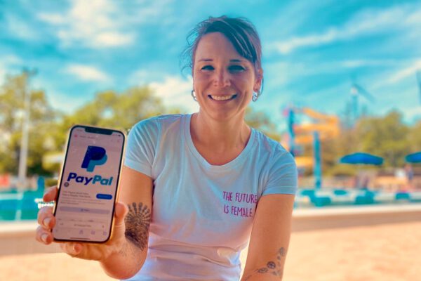 Leiterin der Stadtbibliothek Christin Moll zeigt die Möglichkeit, via PayPal die Gebühren digital zu begleichen Foto köx