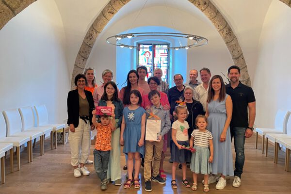 Glückliche Gewinner der Ostereiersuche in Burghausen mit Erstem Bürgermeister Florian Schneider (3.v.re), Sigrid Resch, Geschäftsführerin der Burghauser Touristik GmbH und Petra Forstpointner, Werbering-Vorstandsvorsitzende (1. und 2. von li) © Burghauser Touristik