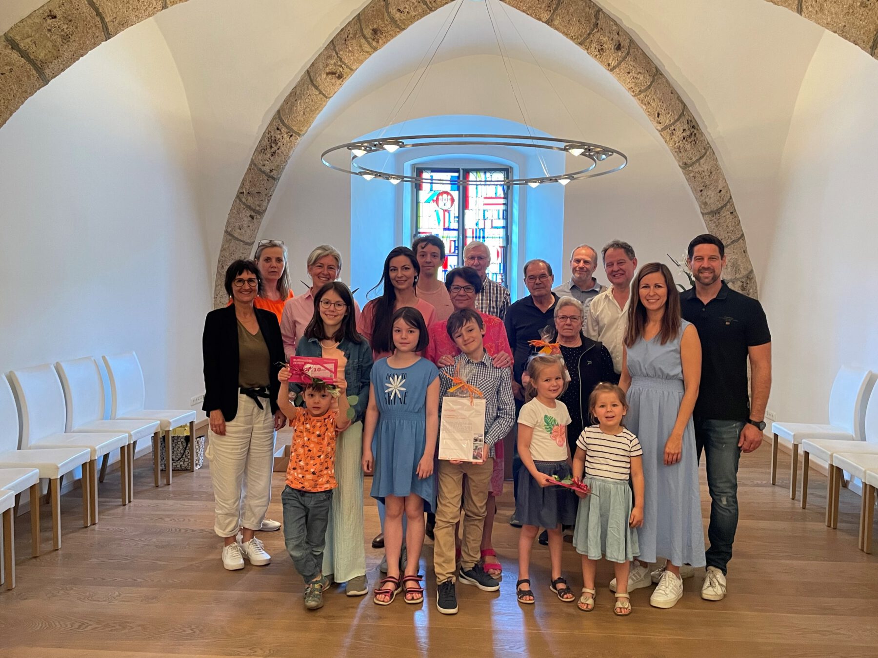 Glückliche Gewinner der Ostereiersuche in Burghausen mit Erstem Bürgermeister Florian Schneider (3.v.re), Sigrid Resch, Geschäftsführerin der Burghauser Touristik GmbH und Petra Forstpointner, Werbering-Vorstandsvorsitzende (1. und 2. von li) © Burghauser Touristik