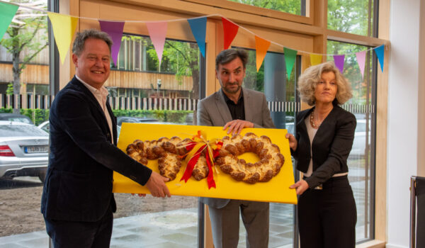 Schlüsselübergabe Architektin Barbara Karl an Bürgermeister Schneider 03.05.2024