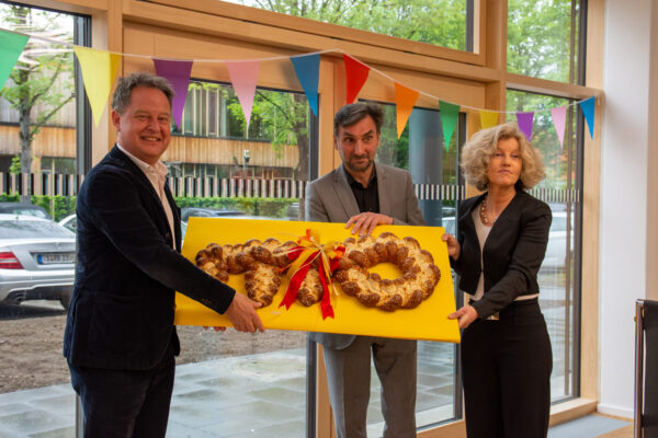 Schlüsselübergabe Architektin Barbara Karl an Bürgermeister Schneider 03.05.2024