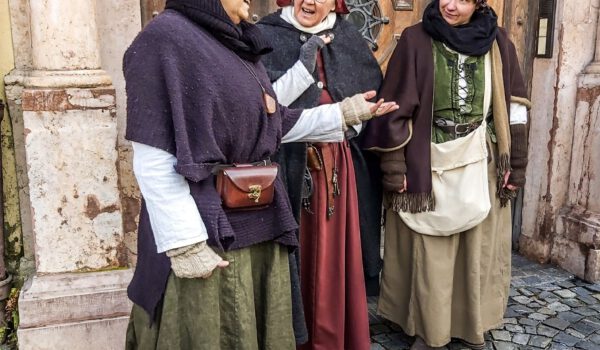 Bei der Szeneführung „Allerlei hinter vorgehaltener Hand“ am kommenden Samstag, 4. Mai, gibt es so einigen Tratsch zu erzählen, über den man öffentlich nicht spricht. Fotocredit: Astrid Dornberger