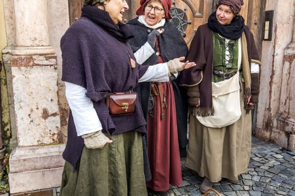 Bei der Szeneführung „Allerlei hinter vorgehaltener Hand“ am kommenden Samstag, 4. Mai, gibt es so einigen Tratsch zu erzählen, über den man öffentlich nicht spricht. Fotocredit: Astrid Dornberger
