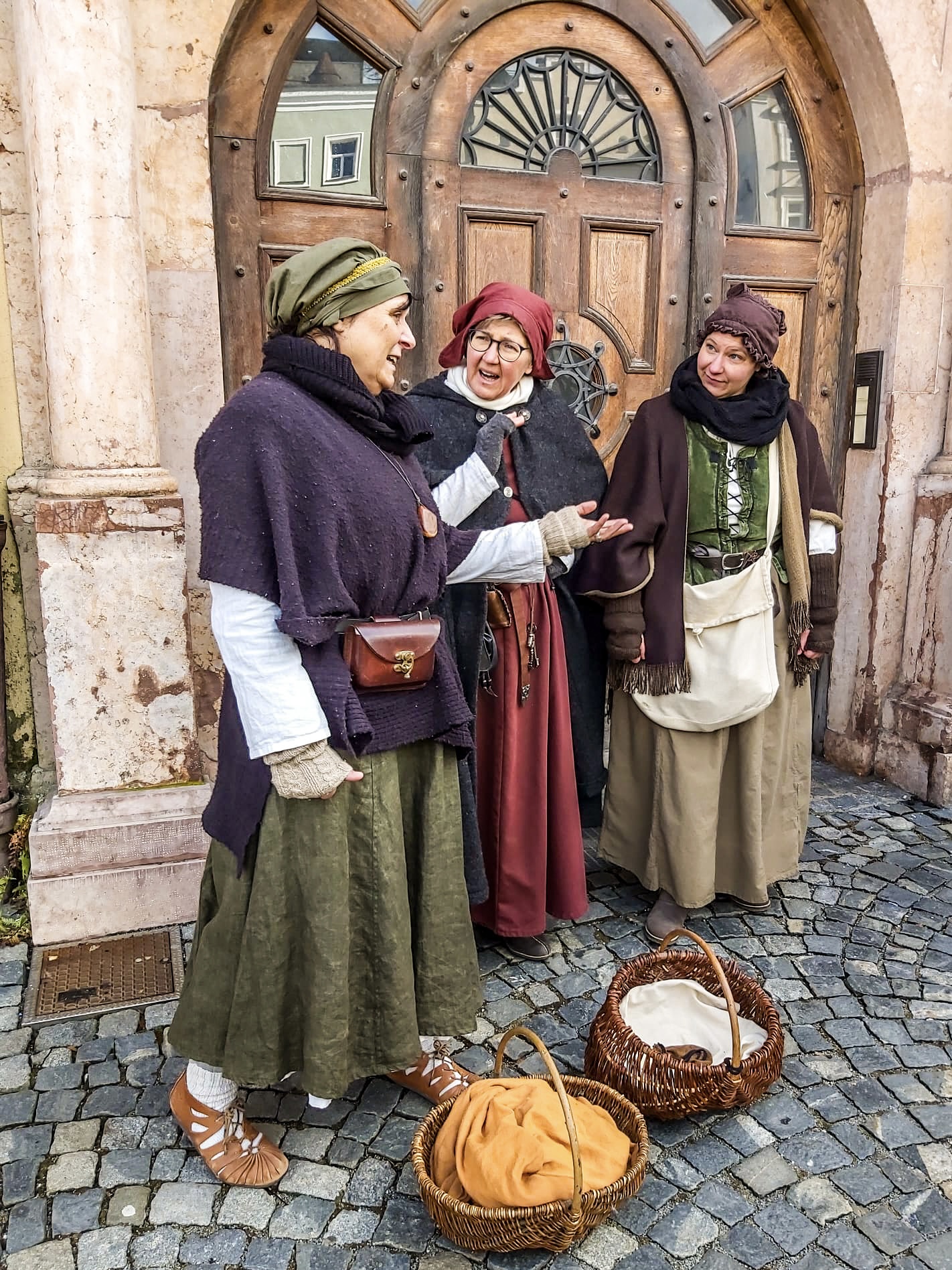Bei der Szeneführung „Allerlei hinter vorgehaltener Hand“ am kommenden Samstag, 4. Mai, gibt es so einigen Tratsch zu erzählen, über den man öffentlich nicht spricht. Fotocredit: Astrid Dornberger