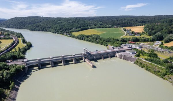 Das Wasserkraftwerk von VERBUND in Passau Ingling, aus dem der WACKER-Standort Burghausen zukünftig Grünstrom bezieht © VERBUND