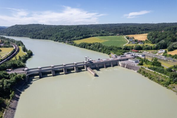 Das Wasserkraftwerk von VERBUND in Passau Ingling, aus dem der WACKER-Standort Burghausen zukünftig Grünstrom bezieht © VERBUND Das Wasserkraftwerk von VERBUND in Passau Ingling, aus dem der WACKER-Standort Burghausen zukünftig Grünstrom bezieht © VERBUND