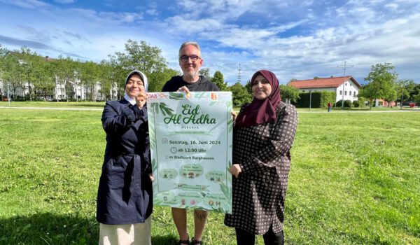 Leiter der städt. Jugendarbeit Hannes Schwankner mit Dr. Iman Ayyad (links) und Haifa Ragab im Burghauser Stadtpark wo das Fest stattfinden wird. Fotocredit: Stadt Burghausen / köx