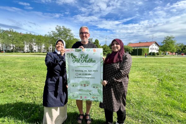 Das Orgateam des diesjährigen Fest der Kulturen am 16.06.2024 im Stadtpark 2 Foto köx Leiter der städt. Jugendarbeit Hannes Schwankner mit Dr. Iman Ayyad (links) und Haifa Ragab im Burghauser Stadtpark wo das Fest stattfinden wird. Fotocredit: Stadt Burghausen / köx