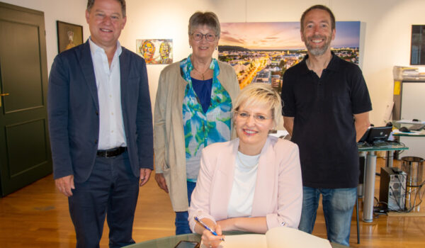 Maša Šiftar, Generalkonsulin beim Eintrag ins Gästebuch der Stadt mit Erstem Bürgermesiter florian Schneider, Elisabeth Hübner und Stefan Angstl.