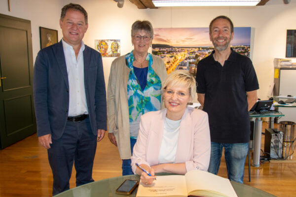 Maša Šiftar, Generalkonsulin beim Eintrag ins Gästebuch der Stadt mit Erstem Bürgermesiter florian Schneider, Elisabeth Hübner und Stefan Angstl. Maša Šiftar, Generalkonsulin beim Eintrag ins Gästebuch der Stadt mit Erstem Bürgermesiter florian Schneider, Elisabeth Hübner und Stefan Angstl.