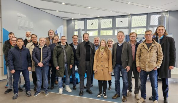 Gruppenfoto mit Christoph Frey (r.), Vice President Quality & Security International der Siltronic AG, im Foyer der Siltronic AG bevor die Werksbesichtigungen der Siltronic AG und der Wacker Chemie AG starteten © Stadt Burghausen/ebh