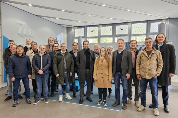 Gruppenfoto mit Christoph Frey (r.), Vice President Quality & Security International der Siltronic AG, im Foyer der Siltronic AG bevor die Werksbesichtigungen der Siltronic AG und der Wacker Chemie AG starteten © Stadt Burghausen/ebh Gruppenfoto mit Christoph Frey (r.), Vice President Quality & Security International der Siltronic AG, im Foyer der Siltronic AG bevor die Werksbesichtigungen der Siltronic AG und der Wacker Chemie AG starteten © Stadt Burghausen/ebh