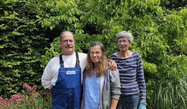 Wolf Hofrichter, Silvia Hofrichter und Jutta Pickart, drei der Patengärtner, die sich seit 2004 um die Themengärten im Stadtpark kümmern. Jetzt wollen die Patengärtner ihre Aufgabe abgeben. Deswegen sucht die Stadt Burghausen nach neuen Hobby-Gärtnern © Stadt Burghausen/ebh