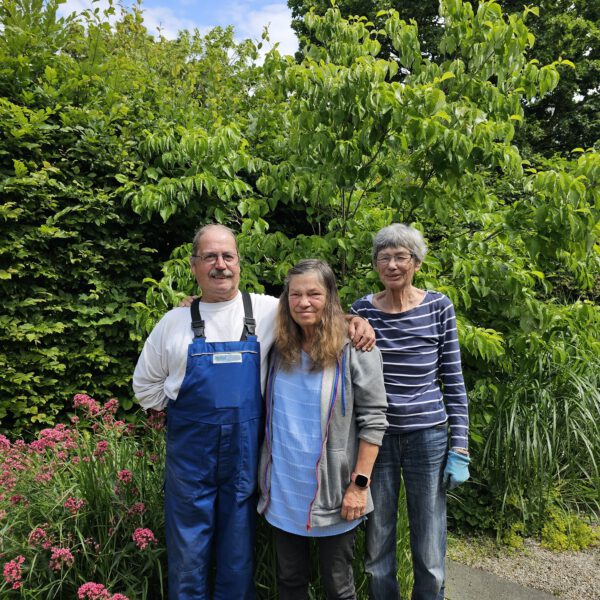 Wolf Hofrichter, Silvia Hofrichter und Jutta Pickart, drei der Patengärtner, die sich seit 2004 um die Themengärten im Stadtpark kümmern. Jetzt wollen die Patengärtner ihre Aufgabe abgeben. Deswegen sucht die Stadt Burghausen nach neuen Hobby-Gärtnern © Stadt Burghausen/ebh