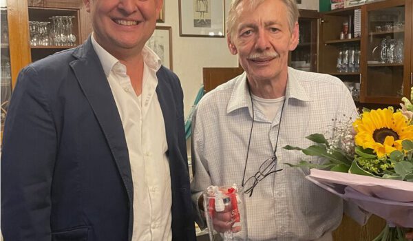 Erster Bürgermeister Florian Schneider überreicht am 3. Juni 2024 Manfred Jost zum Abschied einen Glas-Bierkrug von Glaskünstler Sigi Franz. Nach mehr als 50 Jahren sind im Wirtshaus St. Johann jetzt bis auf Weiteres die Lichter aus. Fotocredit: Stadt Burghausen