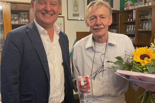 PM 153 Letzter Abend St. Johann Übergabe Bierkrug von Sigi Franz 03.06.2024 Erster Bürgermeister Florian Schneider überreicht am 3. Juni 2024 Manfred Jost zum Abschied einen Glas-Bierkrug von Glaskünstler Sigi Franz. Nach mehr als 50 Jahren sind im Wirtshaus St. Johann jetzt bis auf Weiteres die Lichter aus. Fotocredit: Stadt Burghausen