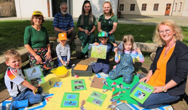 Die Kinder lernten einiges über die Vögel in ihrem Garten mithilfe der Vogelbox und bunten Zeichnungen. Andrea Ripszam (2.v.l.), Leiterin der Klosterspatzen, Holger Lundt (hinten links), die beiden FÖJlerinnen Ariane Wacker (hinten Mitte) und Judith Schärl (hinten rechts) sowie Marion Bernecker (r.) von den Klosterspatzen © Stadt Burghausen/ebh