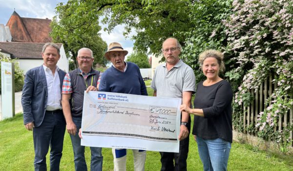 Erster Bürgermeister Florian Schneider, Ordnungsamtsleiter Martin Hinterwinkler, Karl Ostermeier, Max Stagl und Sabina Schneider-Reisinger als Vorsitzende des Kinderschutzbundes Altötting- Burghausen auf der Burg bei der Scheckübergabe. Fotocredit: Stadt Burghausen/köx