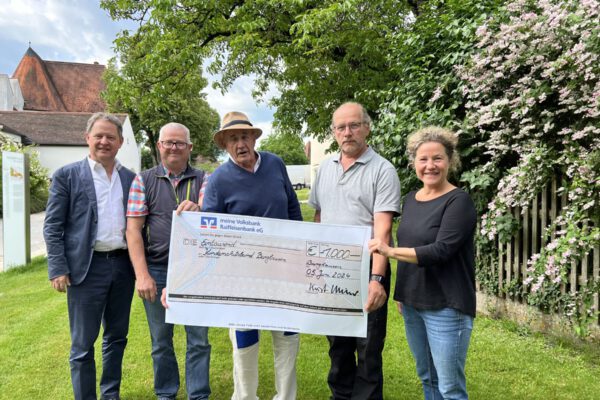 PM 155 Garten-Lust spendet 1000 Euro an Kinderschutzbund auf der Burg Erster Bürgermeister Florian Schneider, Ordnungsamtsleiter Martin Hinterwinkler, Karl Ostermeier, Max Stagl und Sabina Schneider-Reisinger als Vorsitzende des Kinderschutzbundes Altötting- Burghausen auf der Burg bei der Scheckübergabe. Fotocredit: Stadt Burghausen/köx