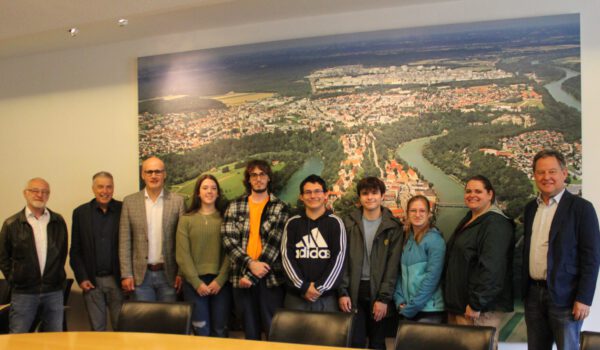 : Von Cleveland nach Burghausen: Im Rahmen des Schüleraustauschprogramms GAPP, das die Maria-Ward-Realschule und das Kumax-Gymnasium gemeinsam durchführen, besuchten fünf US-Schüler Ersten Bürgermeister Florian Schneider (re.) im Rathaus / sast