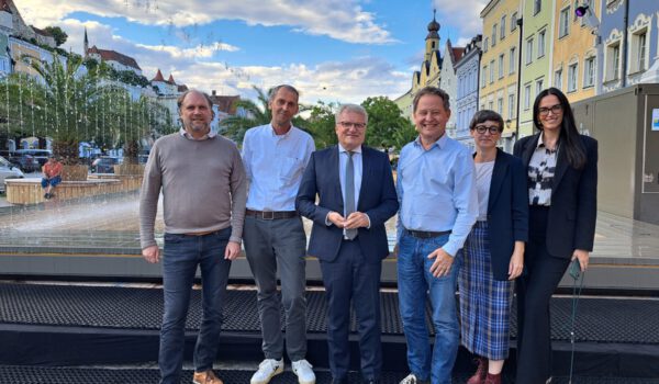 Robert Buchner (Fa. Ice-World – Hersteller WasserSpielPlatz), Tobias Hanig (Altstadtkümmerer Burghausen), der Linzer Bürgermeister Klaus Luger, Burghausens Erster Bürgermeister Florian Schneider, Isabella Huber, (Projektmanagerin Wirtschaft & Innenstadtattraktivierung Stadt Linz), Ana Zuljevic, (Bereichsleitung Wirtschaft & EU Stadt Linz). Fotocredit: Stadt Burghausen