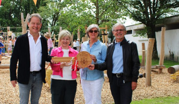 Für die Übergabe des Pausenhofgeländes der Hans-Kammerer-Schule zerschnitt das Kinderparlament der Schule nicht nur ein Band. Erster Bürgermeister Florian Schneider übergab zudem offiziell den Schlüssel für die Außenanlage der Schule. Anschließend probierte das Stadtoberhaupt den Niederseilgarten gleich selbst aus Fotocredit: Stadt Burghausen / sast