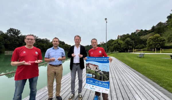 Fotos: Erster Bürgermeister Florian Schneider mit Stefan Hetzer (re.) als sportlicher Leiter bei den Burghauser Schwimmern sowie Volker Mucks (li.) als Abteilungsleiter der Schwimmer des SV Wacker e.V. und Bäderleiter Stefan Sajdak mit den diesjährigen Medaillen: einem Hai aus Glas von Sigi Franz. Fotocredit: Stadt Burghausen / köx