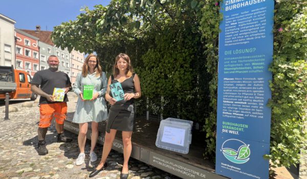 Stadtgärtner Daniel Schmidt, Leiterin des Umweltamtes Sarah Freudlsperger sowie die Leiterin der Stadtbibliothek Christin Moll vor dem Grünen Zimmer. Fotocredit: Stadt Burghausen
