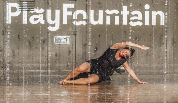 Nota Bene e.V. am Playfountain: Bereits die Probe am vergangenen Dienstag bereitete den TänzerInnen viel Spaß und eine willkommene Erfrischung. Fotocredit: Reinhard Härzschel