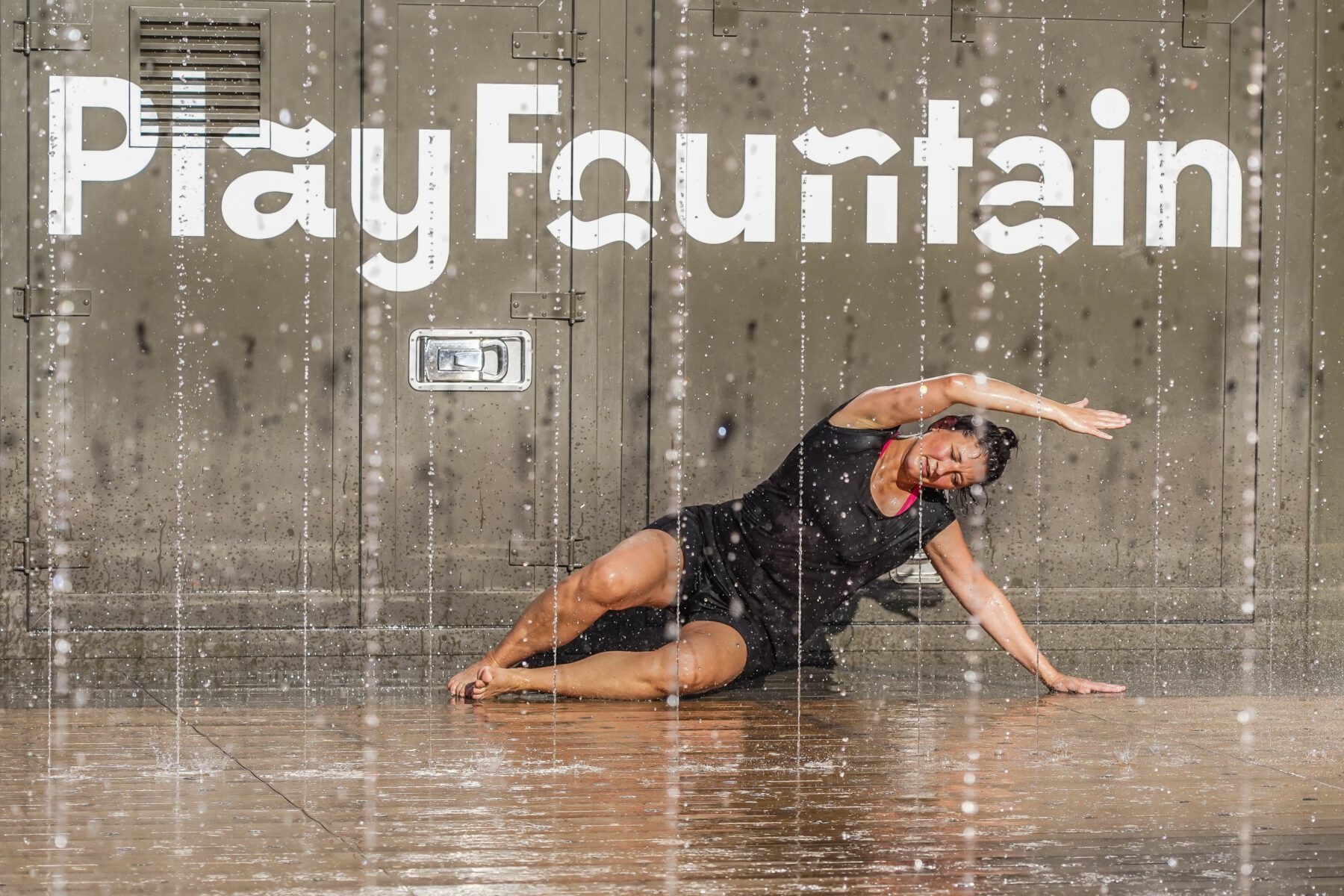 Nota Bene e.V. am Playfountain: Bereits die Probe am vergangenen Dienstag bereitete den TänzerInnen viel Spaß und eine willkommene Erfrischung. Fotocredit: Reinhard Härzschel